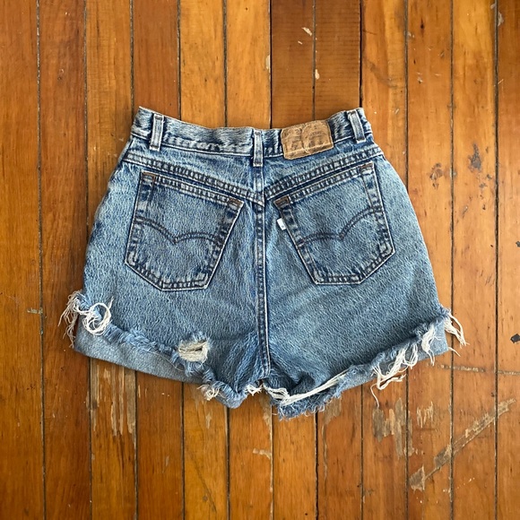 Vintage Levis Cutoff Mom Shorts - Picture 4 of 7